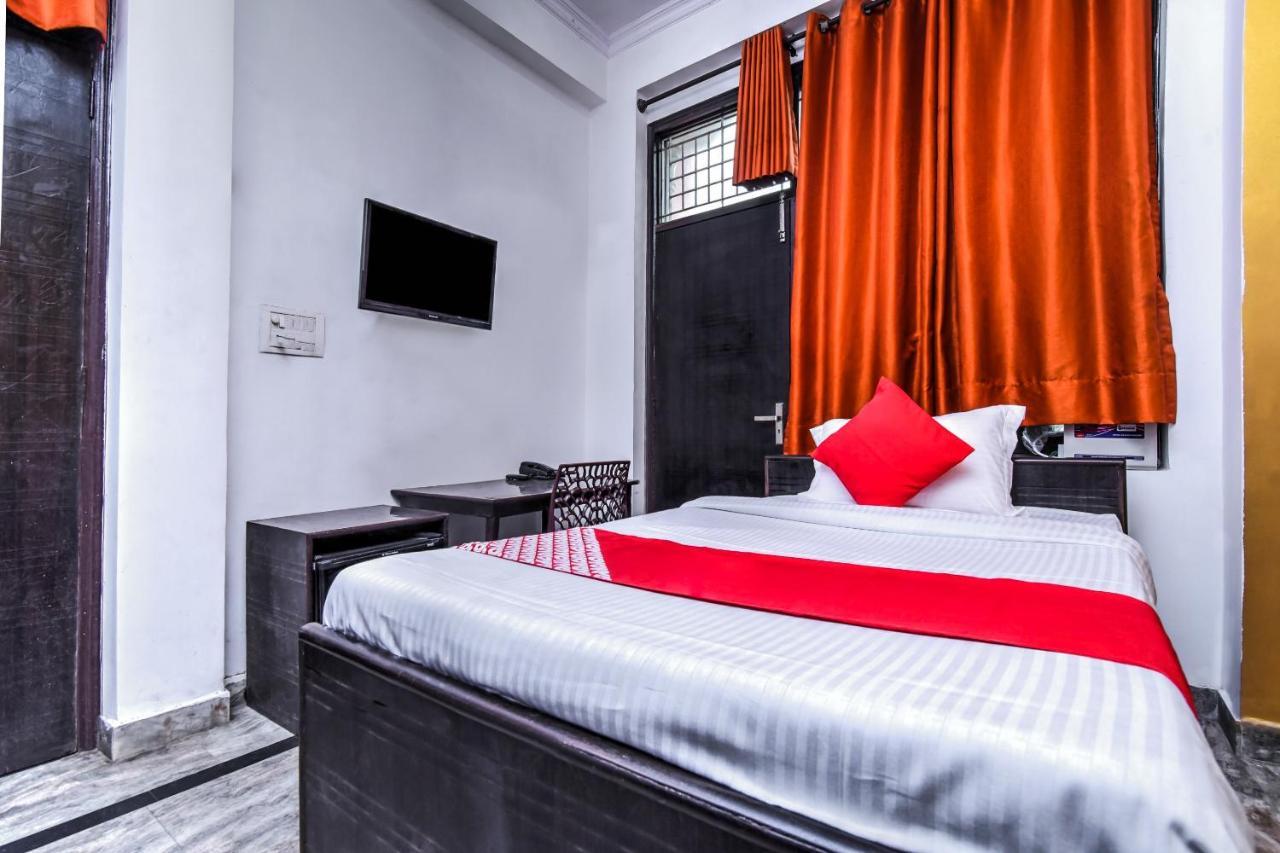 Hotel Oyo Nitin Palace Near Mohan Estate Metro Station 3*